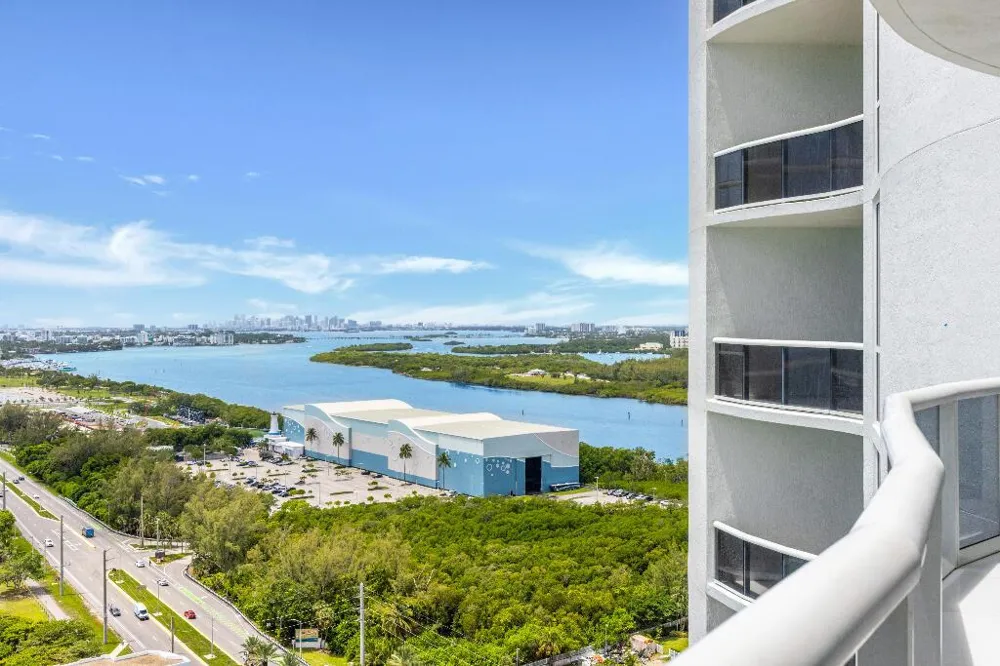 15811 COLLINS AVENUE #2207 Sunny Isles Beach, FL 33160