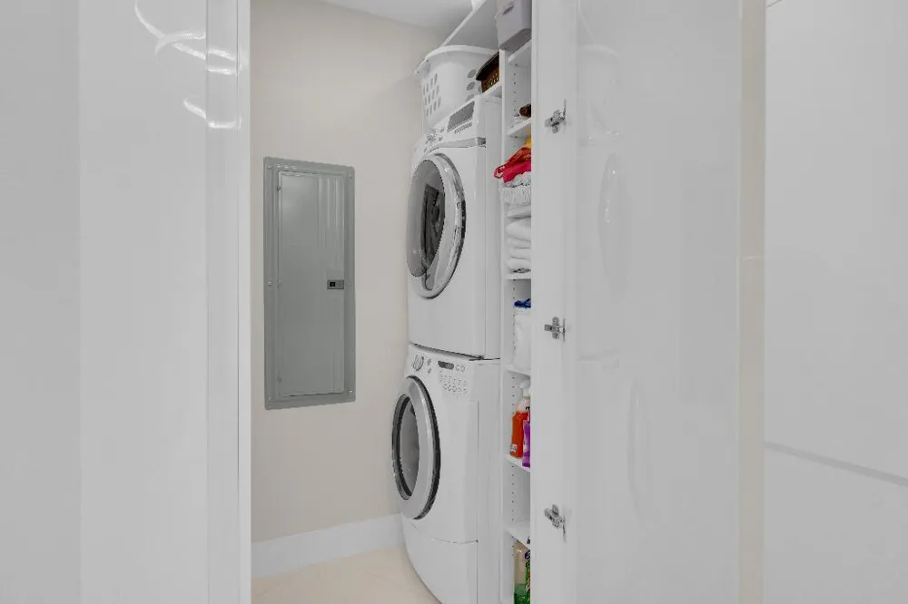 15811 COLLINS AVENUE #2207 Sunny Isles Beach, FL 33160