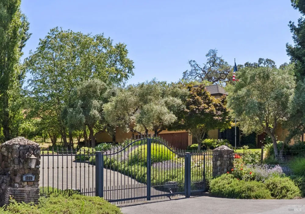 1297 Leaning Oak Drive Napa, CA 94558