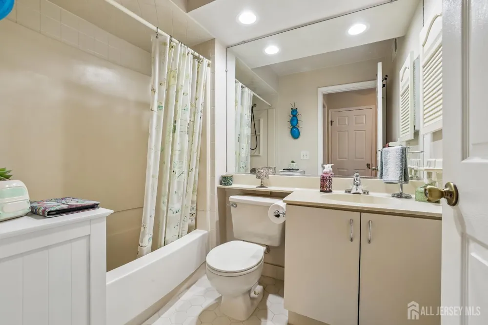 1702 Tanglewood Court Helmetta, NJ 08828