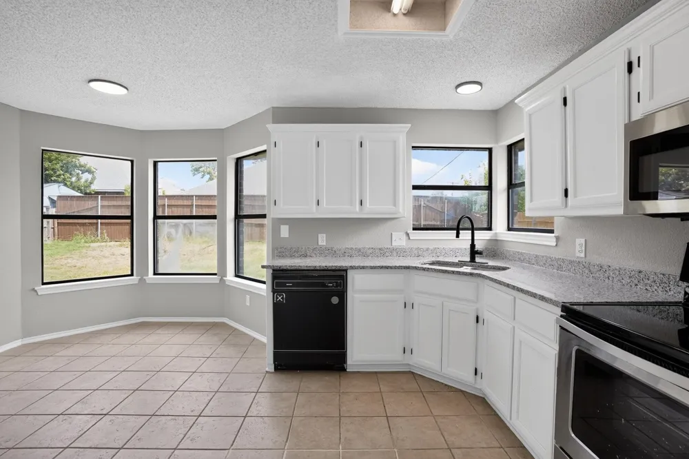 6057 Hillglen Drive Watauga, TX 76148
