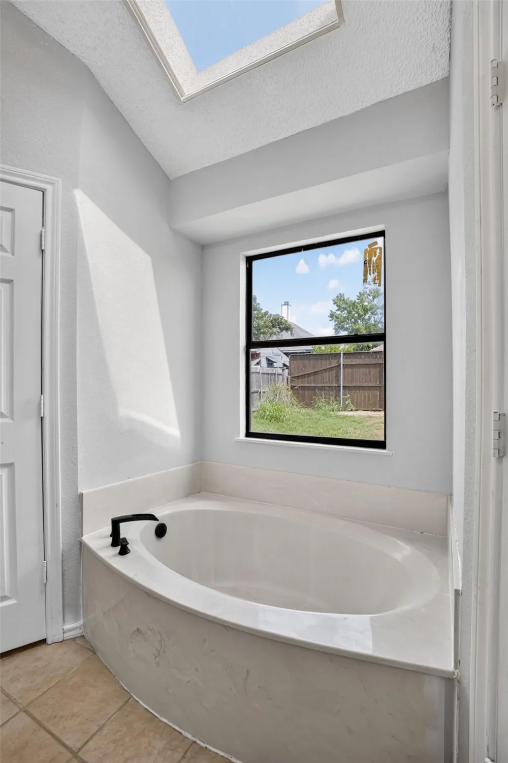 6057 Hillglen Drive Watauga, TX 76148