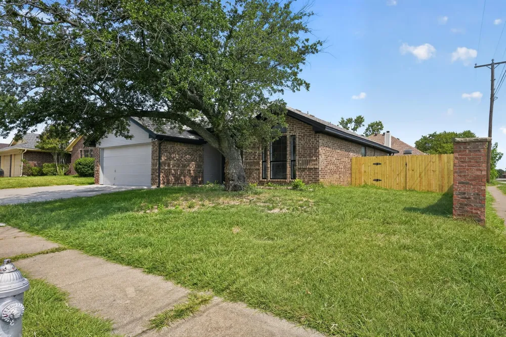 6057 Hillglen Drive Watauga, TX 76148