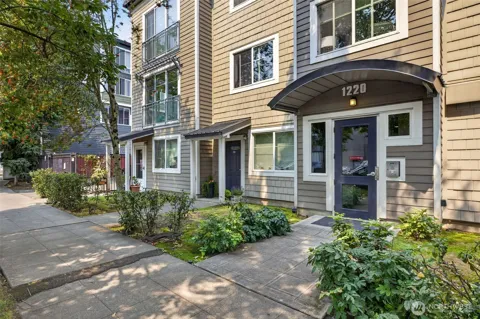 1220 E Columbia Street #202