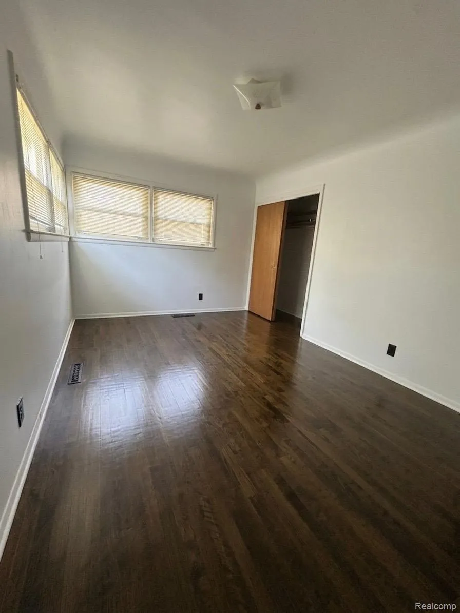3441 E Maple Avenue Burton City, MI 48529