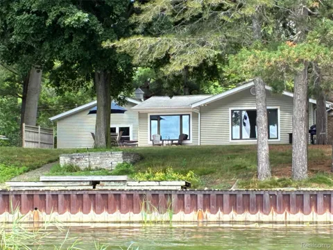 2737 Lakeview Drive