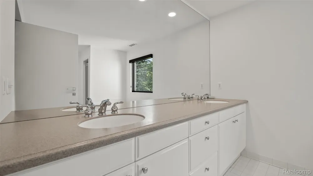 14 Beresford Court Bloomfield Charter Township, MI 48304