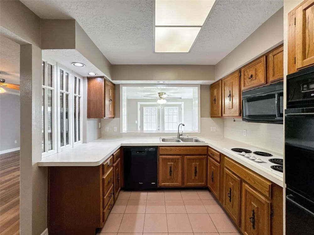 39 Oak Harbor Drive Houston, TX 77062
