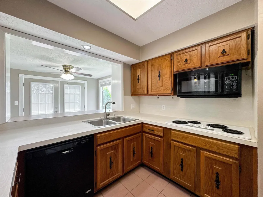 39 Oak Harbor Drive Houston, TX 77062