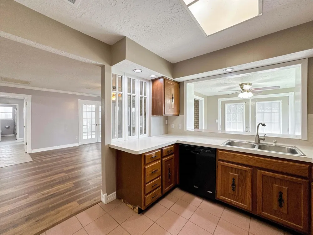39 Oak Harbor Drive Houston, TX 77062