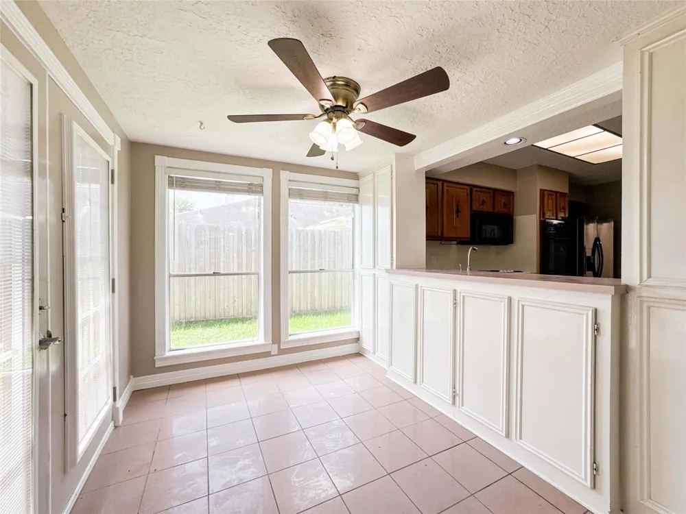 39 Oak Harbor Drive Houston, TX 77062