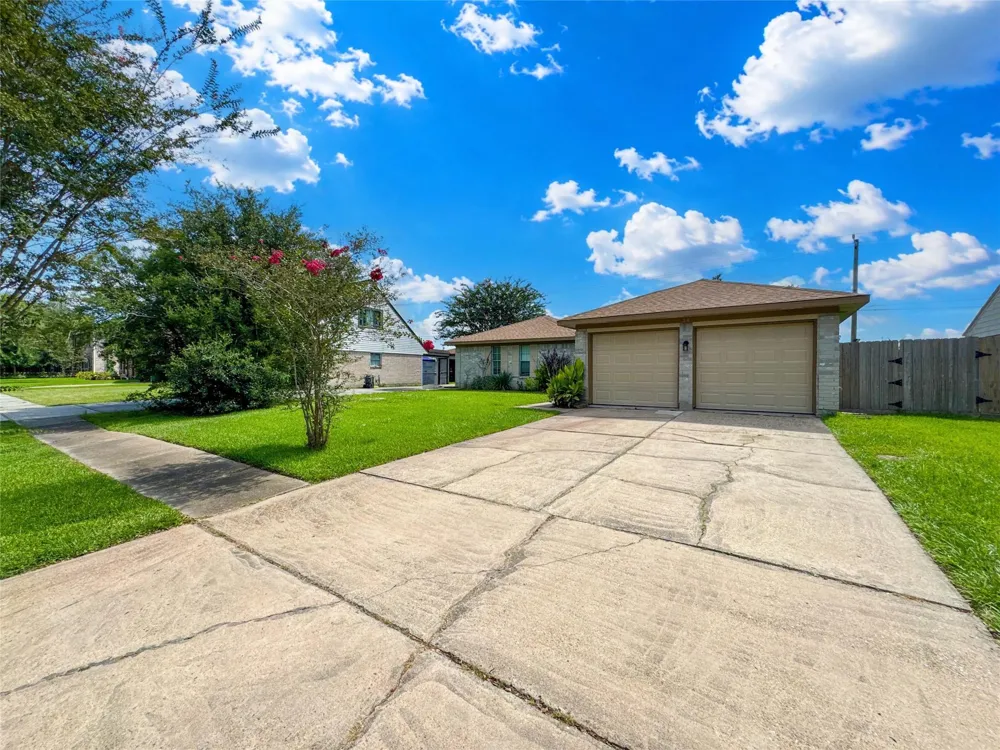 39 Oak Harbor Drive Houston, TX 77062