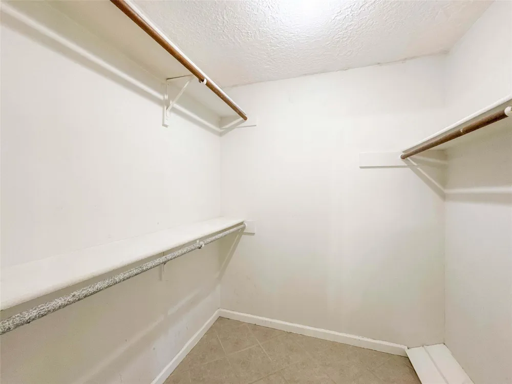 39 Oak Harbor Drive Houston, TX 77062