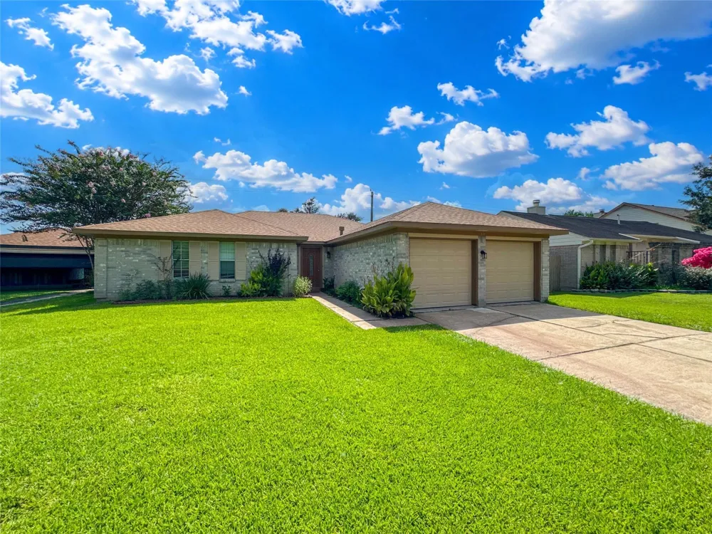 39 Oak Harbor Drive Houston, TX 77062