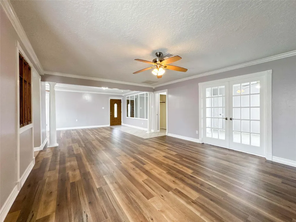 39 Oak Harbor Drive Houston, TX 77062