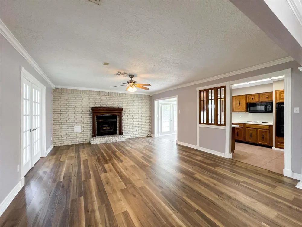 39 Oak Harbor Drive Houston, TX 77062