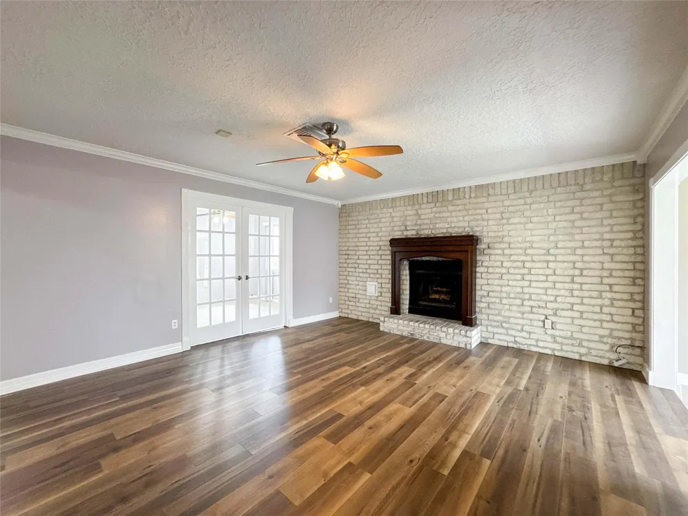 39 Oak Harbor Drive Houston, TX 77062
