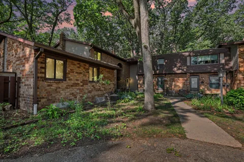 2579 Chatham Woods Drive SE