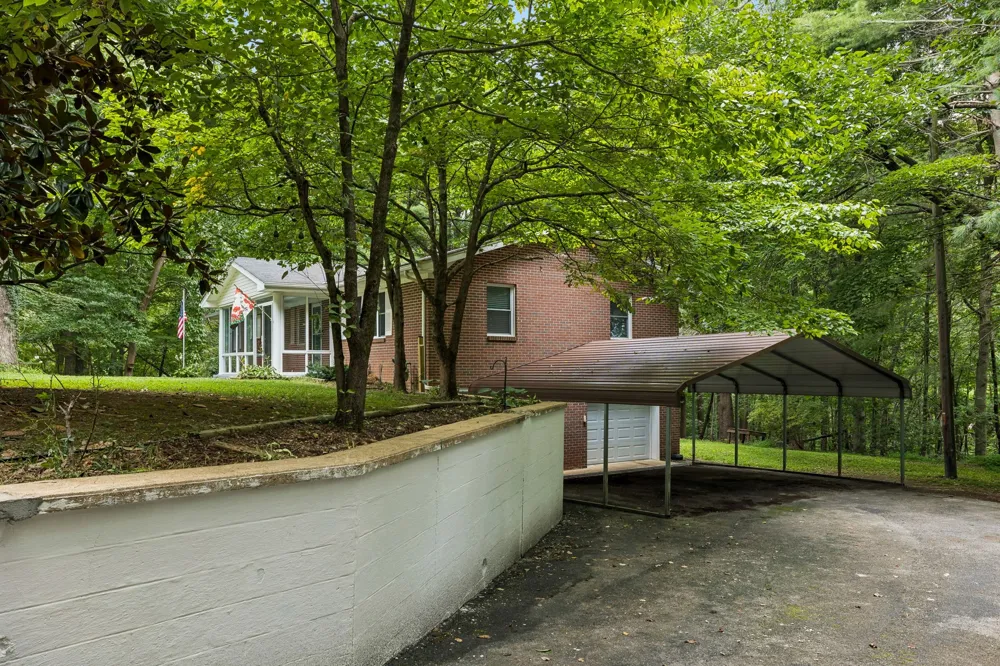 302 W Point Dr Lafayette, TN 37083
