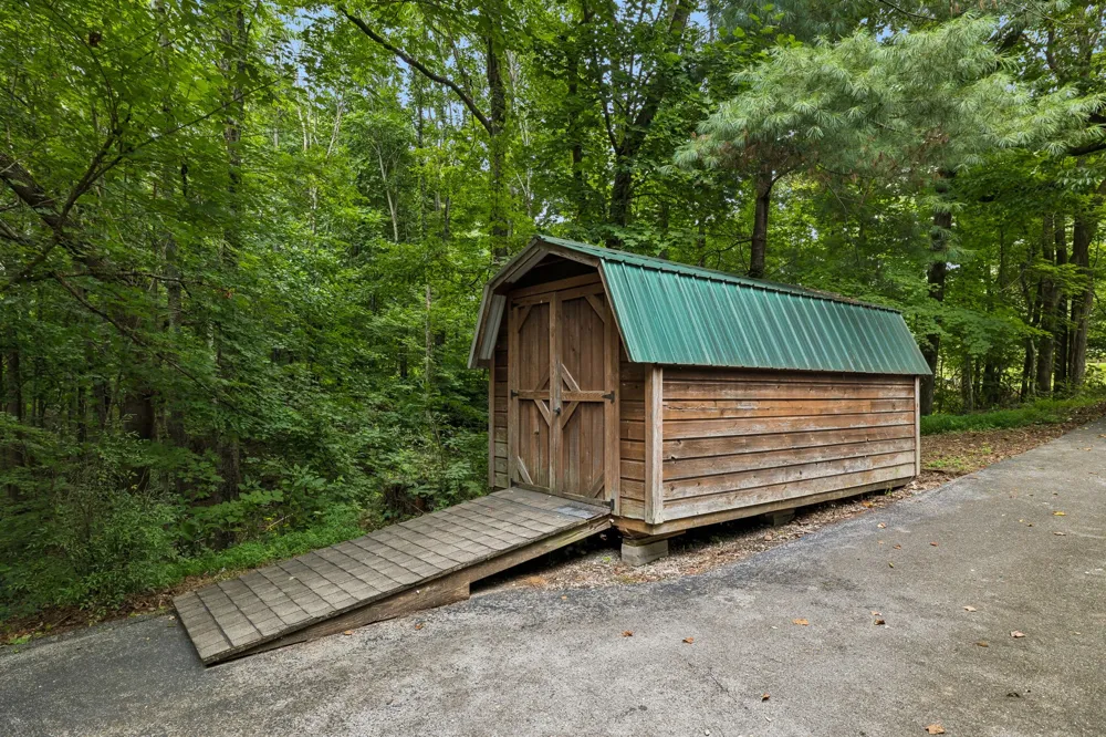 302 W Point Dr Lafayette, TN 37083