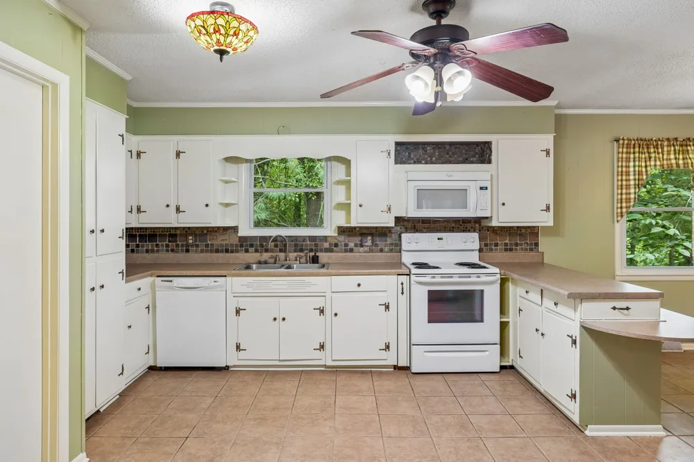 302 W Point Dr Lafayette, TN 37083