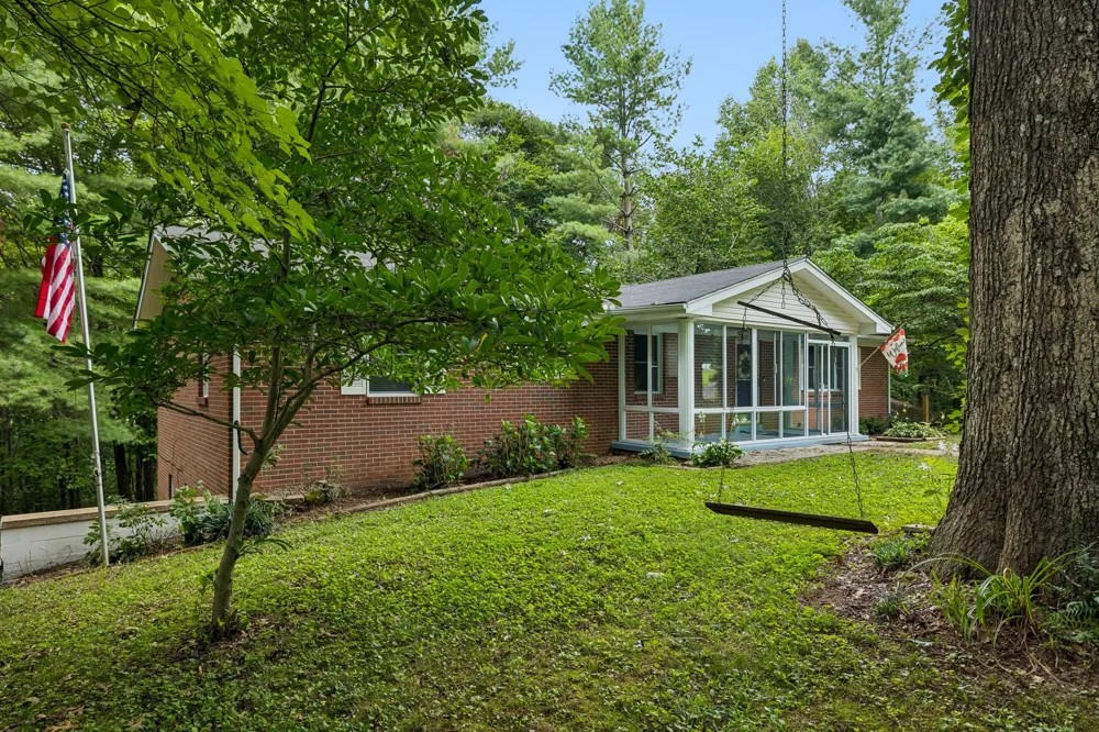 302 W Point Dr Lafayette, TN 37083