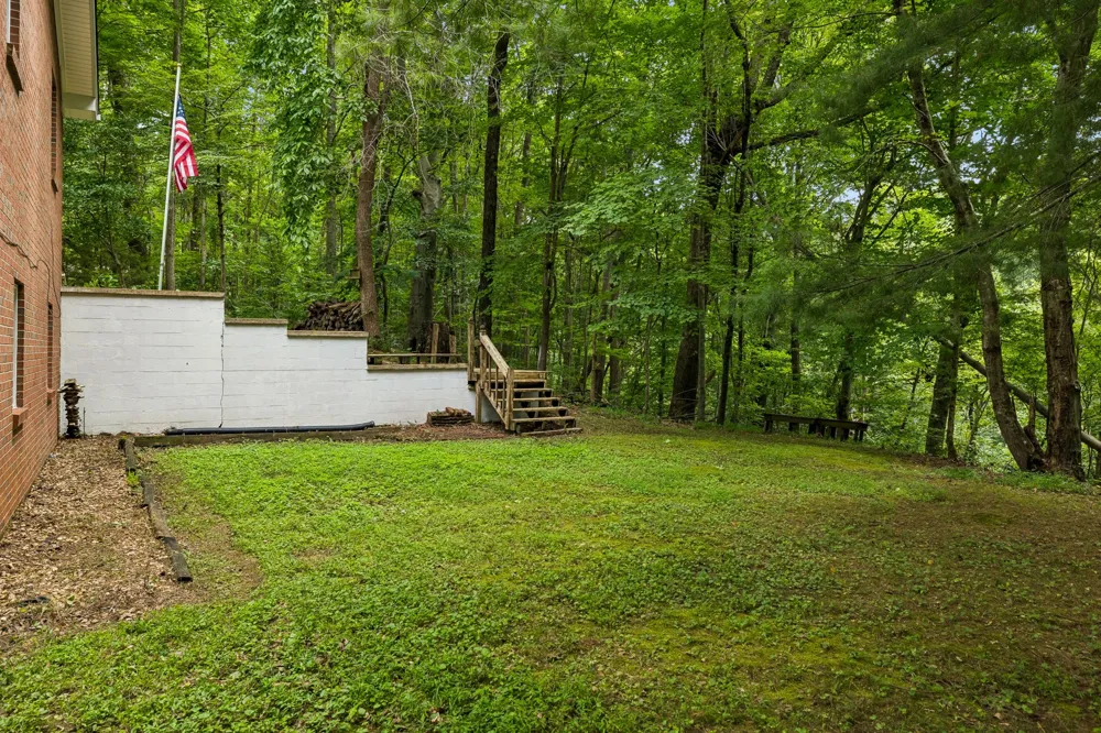 302 W Point Dr Lafayette, TN 37083