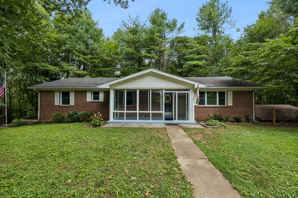 302 W Point Dr Lafayette, TN 37083
