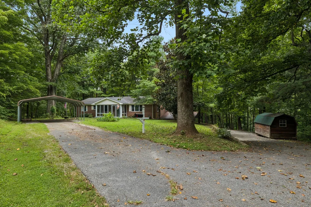 302 W Point Dr Lafayette, TN 37083