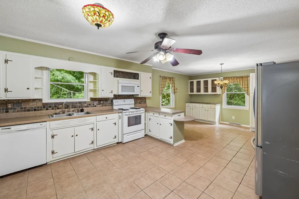302 W Point Dr Lafayette, TN 37083