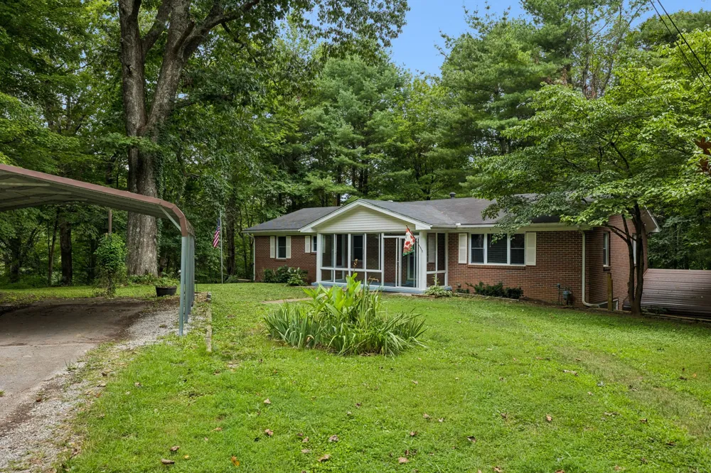 302 W Point Dr Lafayette, TN 37083