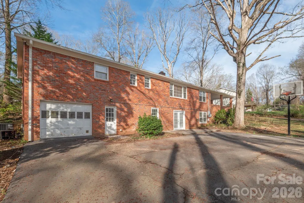624 Brentwood Court Winston Salem, NC 27104
