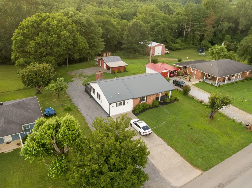 33 Horseshoe Bend Ln Elmwood, TN 38560