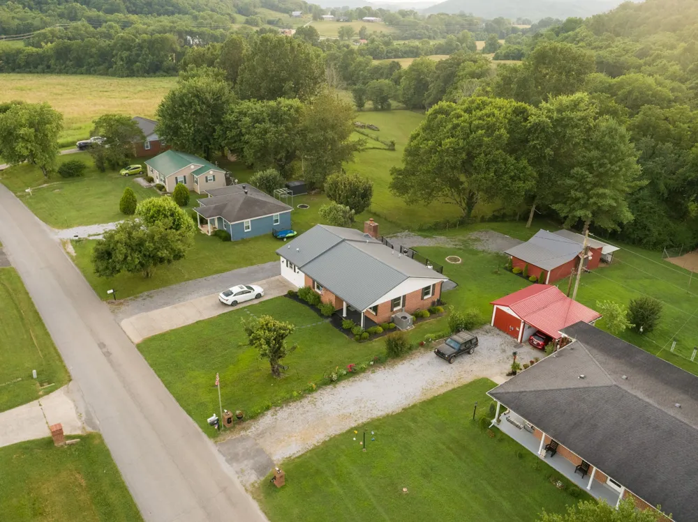 33 Horseshoe Bend Ln Elmwood, TN 38560