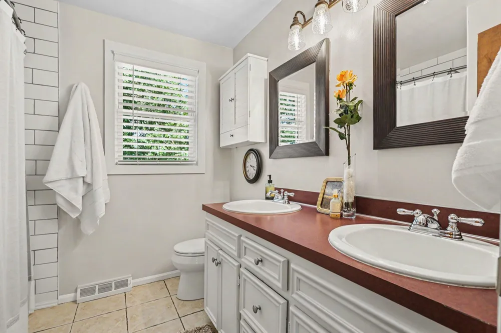 1695 Broadview Drive Jenison, MI 49428