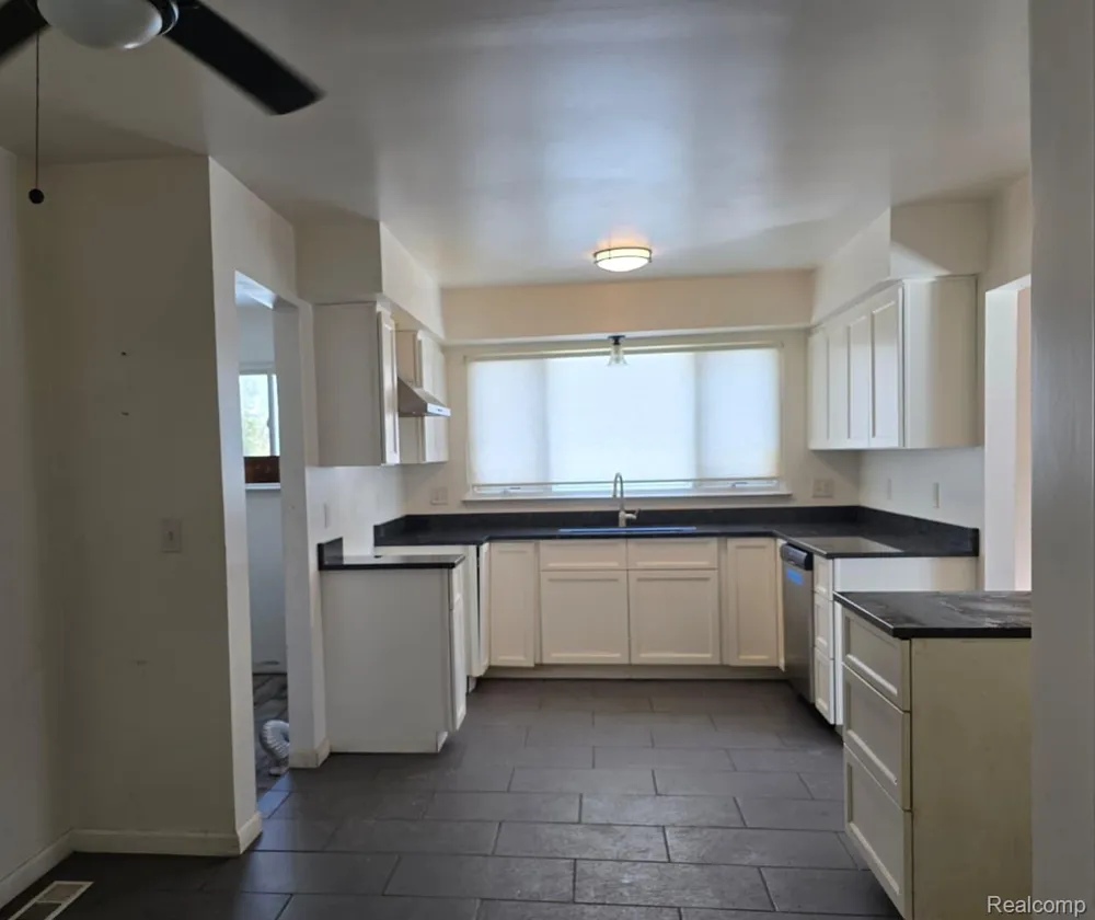 18251 Santa Ann Avenue Lathrup Village City, MI 48076
