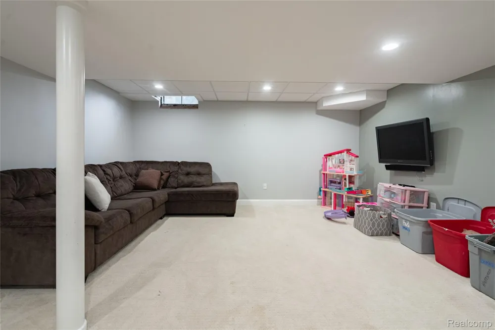 1558 Maddox Street West Bloomfield Charter Township, MI 48324