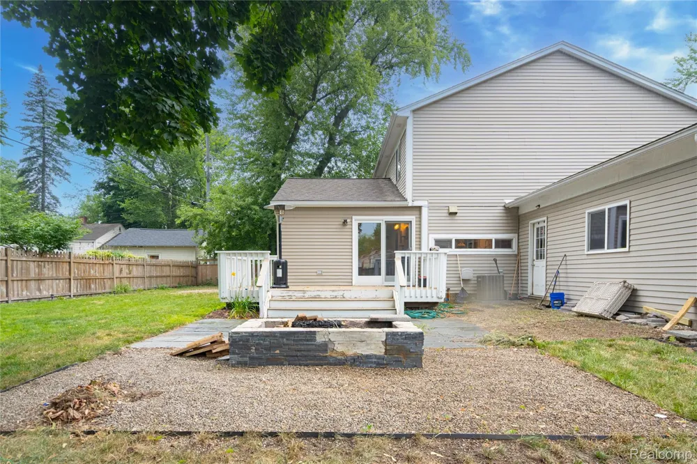 1558 Maddox Street West Bloomfield Charter Township, MI 48324