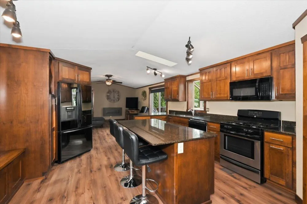 5226 E Lake Road Saginaw, MN 55779