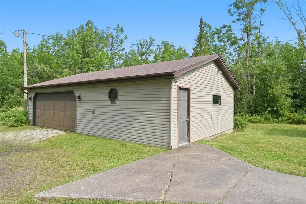 5226 E Lake Road Saginaw, MN 55779