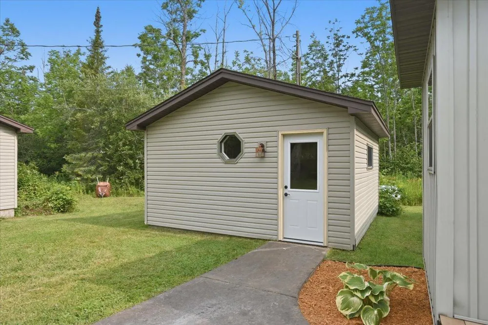 5226 E Lake Road Saginaw, MN 55779