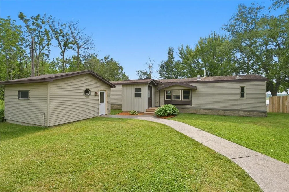 5226 E Lake Road Saginaw, MN 55779