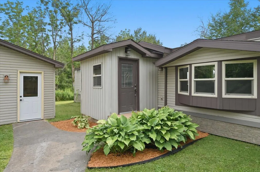 5226 E Lake Road Saginaw, MN 55779