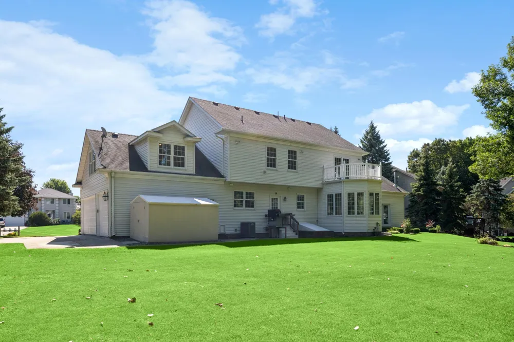 1015 W Cove Lane Minnetrista, MN 55364