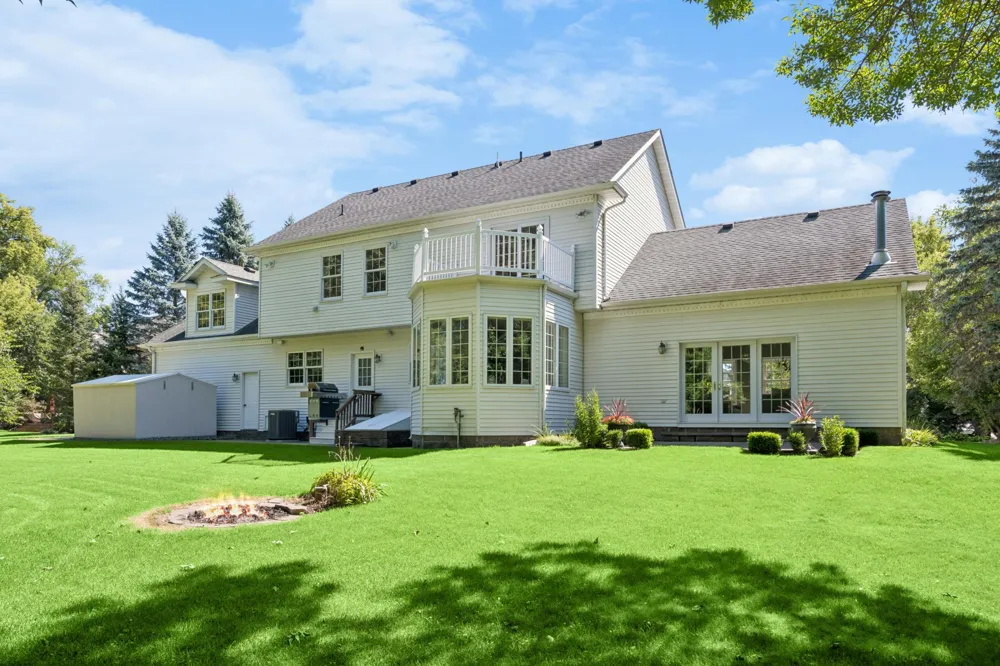 1015 W Cove Lane Minnetrista, MN 55364