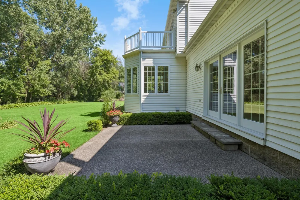 1015 W Cove Lane Minnetrista, MN 55364