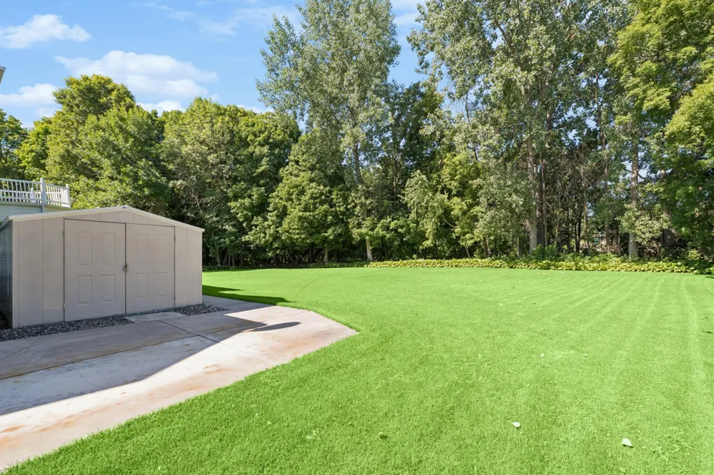 1015 W Cove Lane Minnetrista, MN 55364