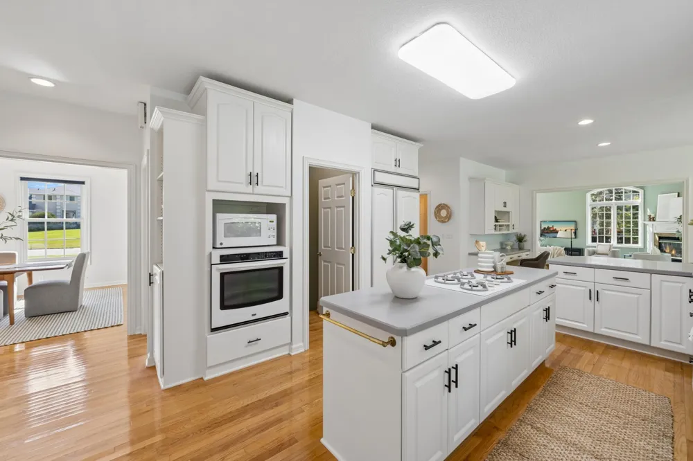 1015 W Cove Lane Minnetrista, MN 55364