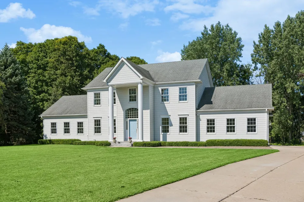 1015 W Cove Lane Minnetrista, MN 55364