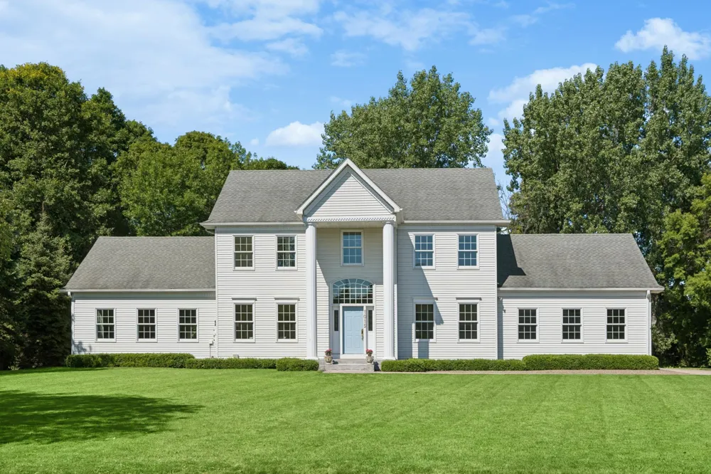 1015 W Cove Lane Minnetrista, MN 55364